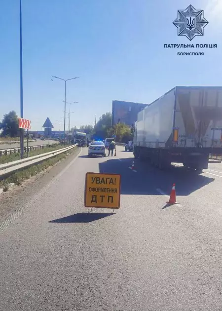 На Броварській об’їзній вантажівка врізалася у відбійник — постраждалих немає - 1