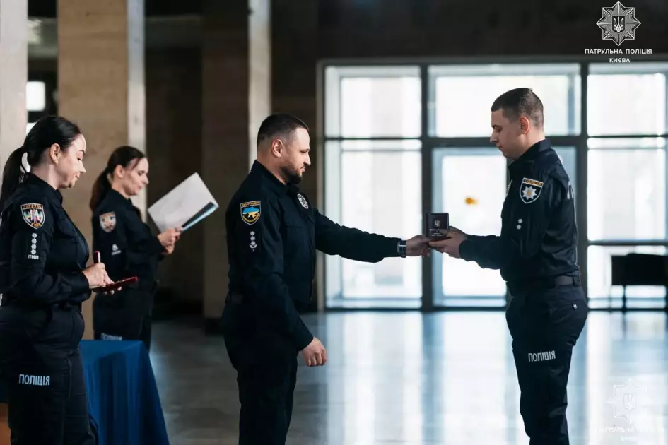 Столичних патрульних відзначили нагородами за героїзм під час обстрілу Києва - 2