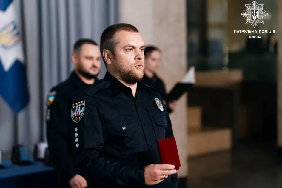 Столичних патрульних відзначили нагородами за героїзм під час обстрілу Києва - 1