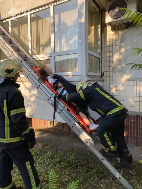 Рятувальники зняли з піддашку дівчину-підлітка, що впала з вікна у столиці - 1