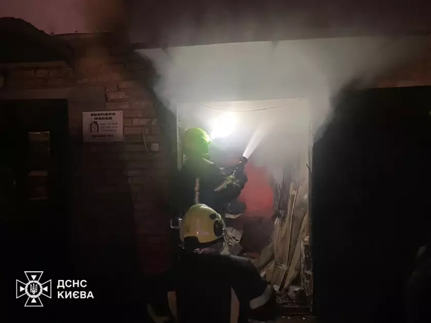 У Києві на Жмеринській вночі загорівся склад: площа пожежі — 60 кв. м - 1