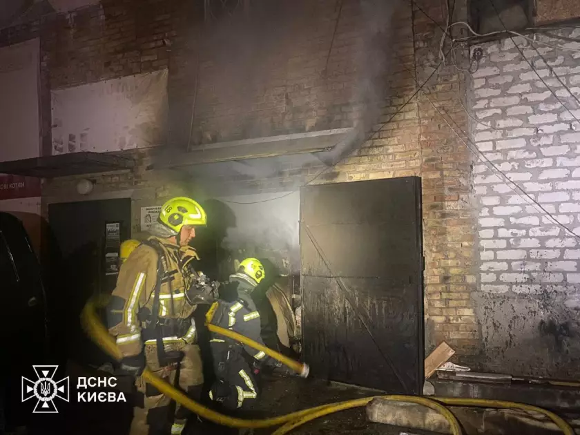 У Києві на Жмеринській вночі загорівся склад: площа пожежі — 60 кв. м - 2