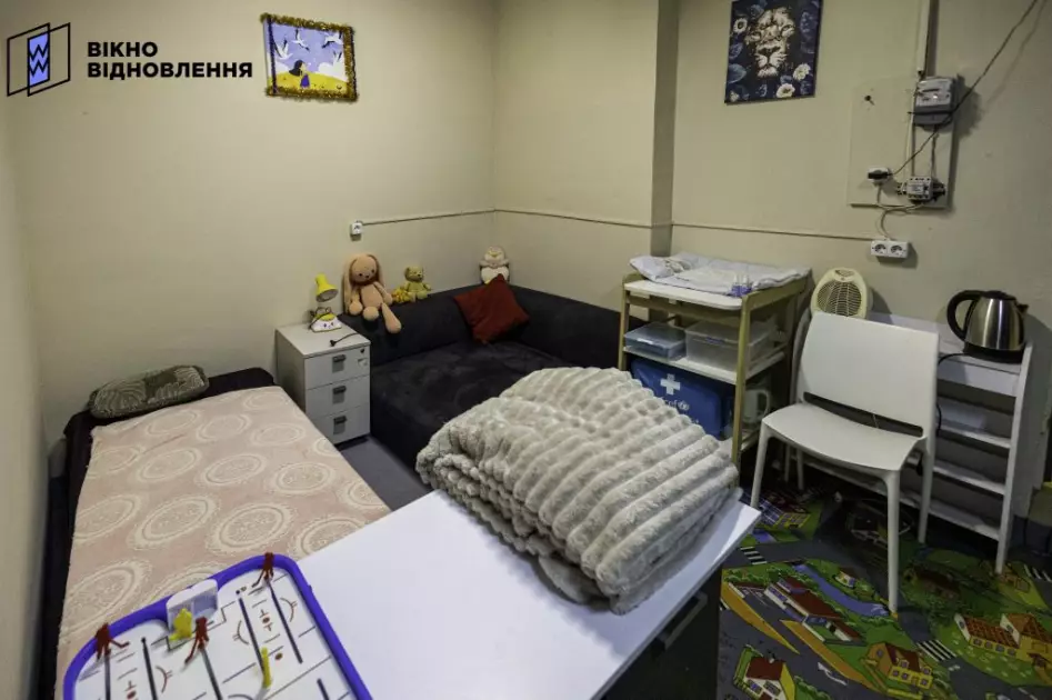 У Києві мешканці відновили будинок на Лобановського після удару шахеда та створили сучасне укриття - 1