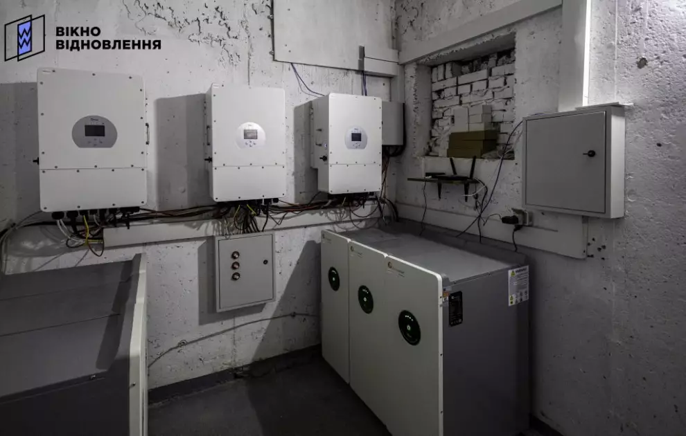 У Києві мешканці відновили будинок на Лобановського після удару шахеда та створили сучасне укриття - 2