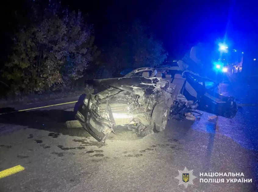 На трасі Київ–Одеса Mercedes врізався в КамАЗ: водій загинув, пасажирка в лікарні - 1