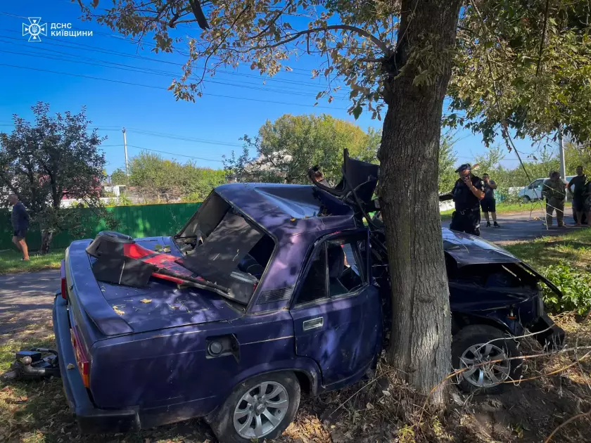 У Яготині ВАЗ врізався в дерево: рятувальники визволили водія з автівки - 2
