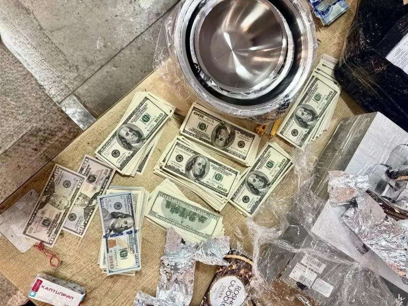 Київські митники вилучили понад $35 тисяч і 7,3 тис. CAD, заховані у «шоколадних» упаковках - 2