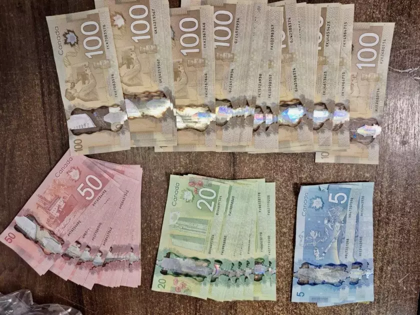 Київські митники вилучили понад $35 тисяч і 7,3 тис. CAD, заховані у «шоколадних» упаковках - 1
