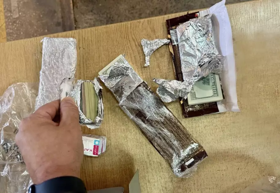 Київські митники вилучили понад $35 тисяч і 7,3 тис. CAD, заховані у «шоколадних» упаковках - 3
