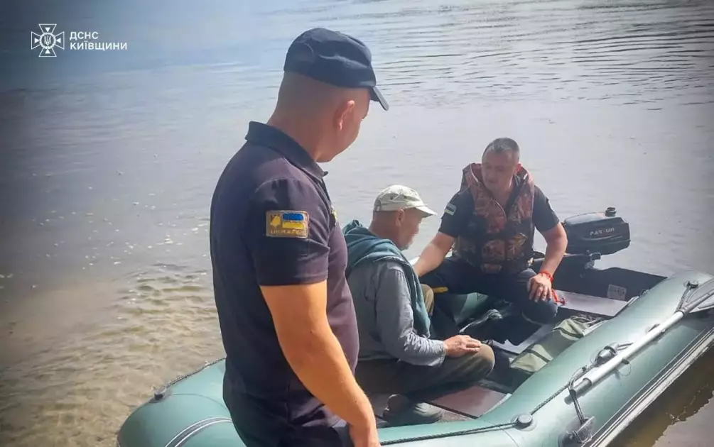 Риболовля ледь не закінчилася трагедією: чоловіка евакуювали з острова на Десні - 2