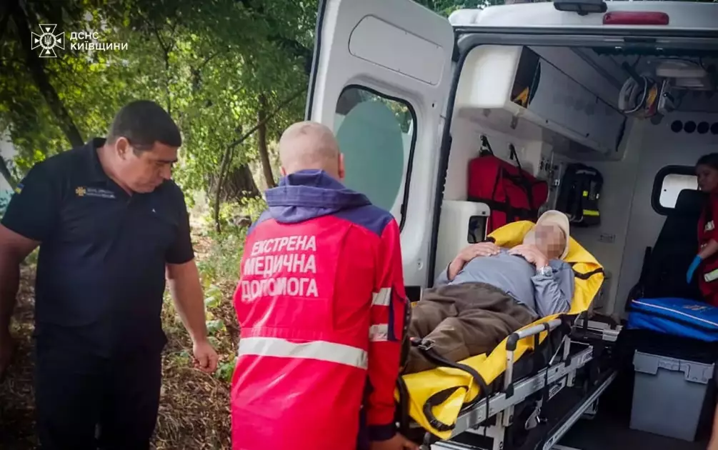 Риболовля ледь не закінчилася трагедією: чоловіка евакуювали з острова на Десні - 1