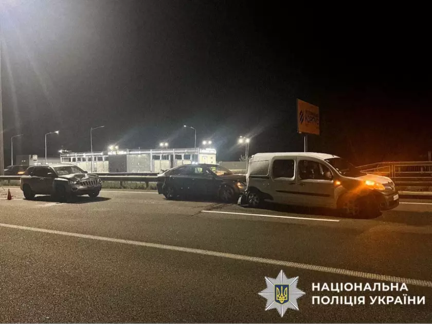 На Бучанщині зіткнулися три авто: травмувалася 63-річна пасажирка - 1