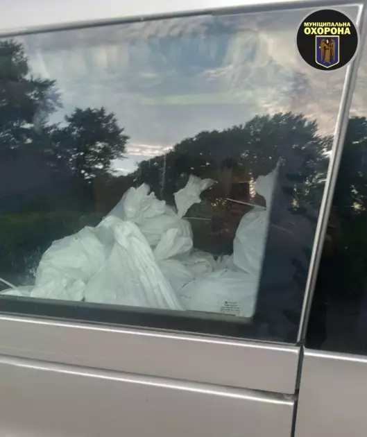 Муніципальна охорона зупинила жінок, що вивозили сміття у паркову зону столиці - 1
