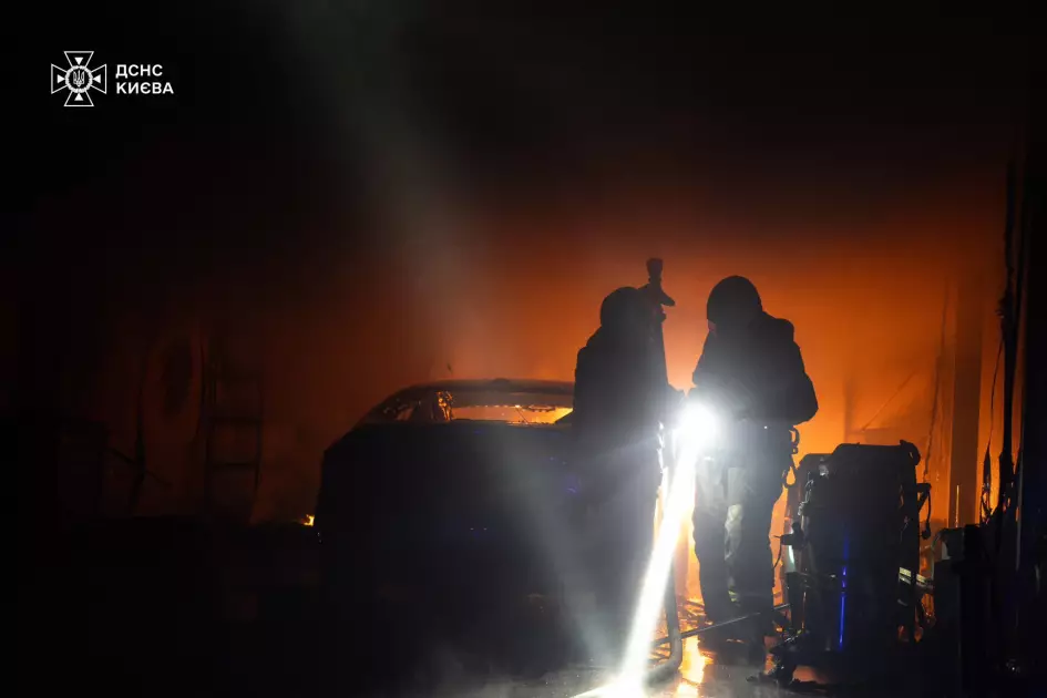 У Солом’янському районі Києва загасили пожежу на СТО: вигоріло 100 м² - 1