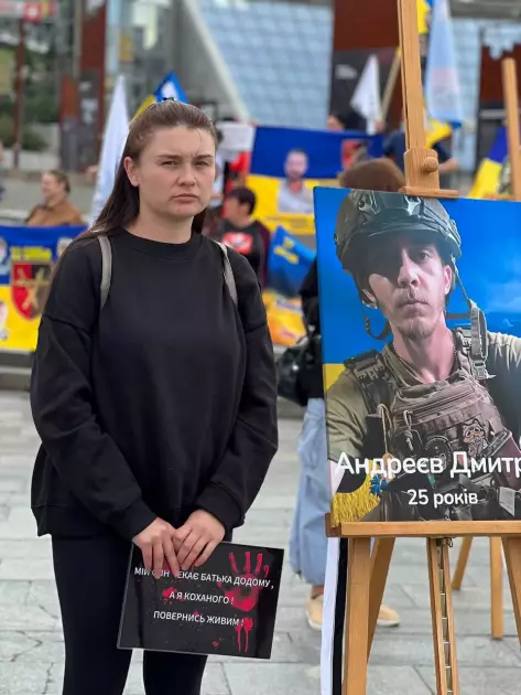 «Наші ще не вдома»: на Майдані пройшла акція на підтримку полонених і зниклих військових - 3