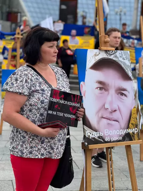 «Наші ще не вдома»: на Майдані пройшла акція на підтримку полонених і зниклих військових - 6