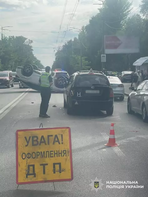 У Шевченківському районі Lexus перекинувся після зіткнення з навчальним авто - 1