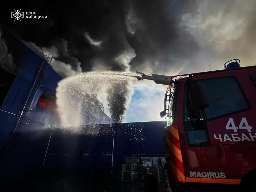 На Київщині після атаки дрона понад 10 годин гасили пожежу площею 17 тисяч м² - 1