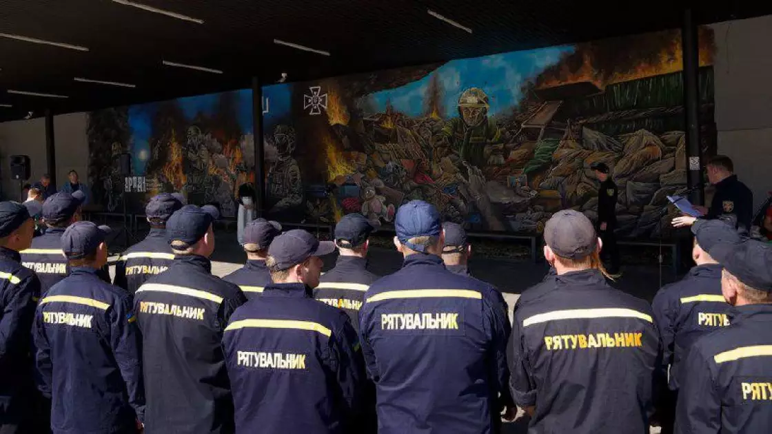 Відважні та самовіддані: сьогодні в Україні вшановують рятувальників - 1