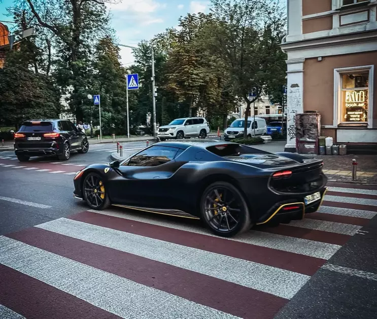 У центрі Києва помітили унікальний Ferrari 296 GTB за $340 тисяч - 1