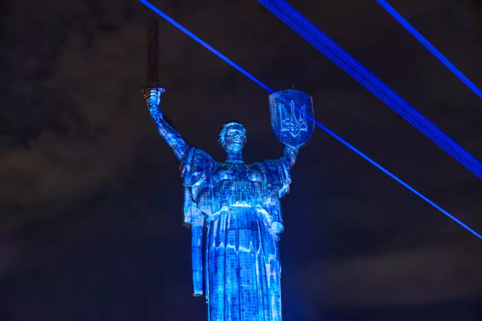 Монумент «Батьківщина-Мати» ожив світловою інсталяцією: у Києві показали унікальне медіа-шоу - 2