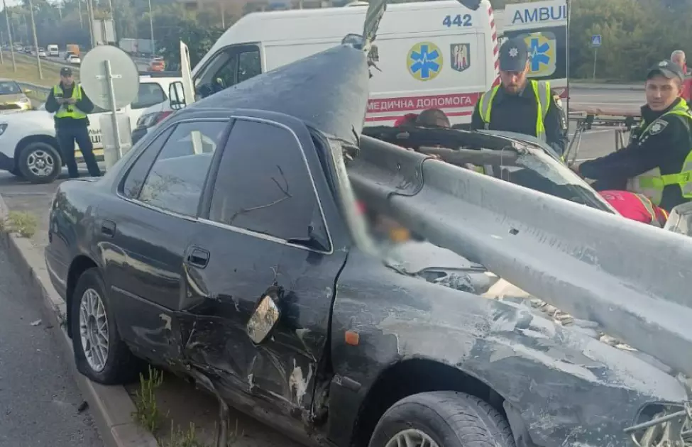 У Києві відбійник прошив авто після зіткнення: загинув 28-річний водій - 1