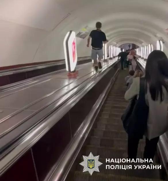 У метро «Хрещатик» 19-річний хлопець пошкодив світильник, бігаючи по балюстраді - 1
