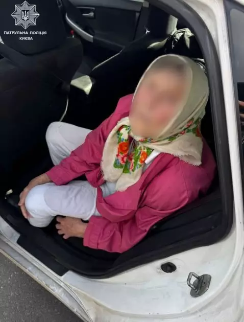 Не пам’ятала дороги додому: поліцейські повернули синові літню киянку - 1