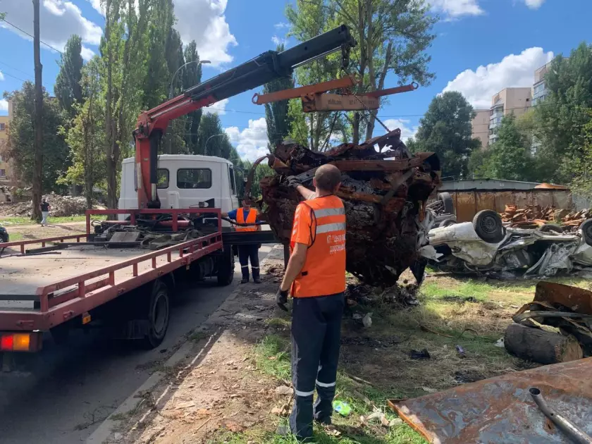 Майже 1700 занедбаних автомобілів вивезли з київських дворів за останні шість місяців - 1