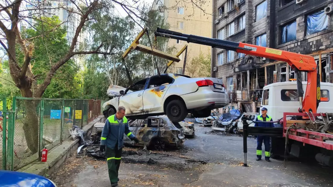 Майже 1700 занедбаних автомобілів вивезли з київських дворів за останні шість місяців - 2