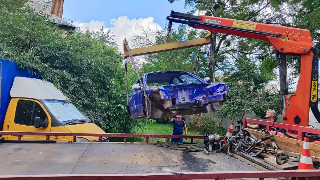 Майже 1700 занедбаних автомобілів вивезли з київських дворів за останні шість місяців - 5