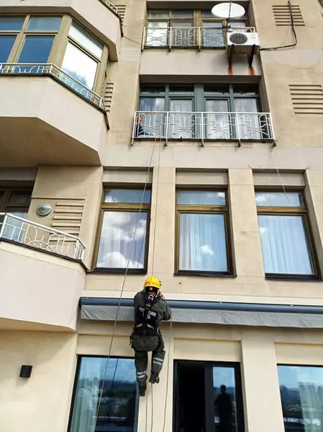 Ніч на балконі: у столиці жінку спустили з висоти рятувальники - 1
