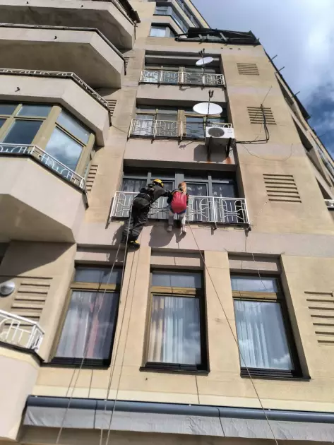Ніч на балконі: у столиці жінку спустили з висоти рятувальники - 2
