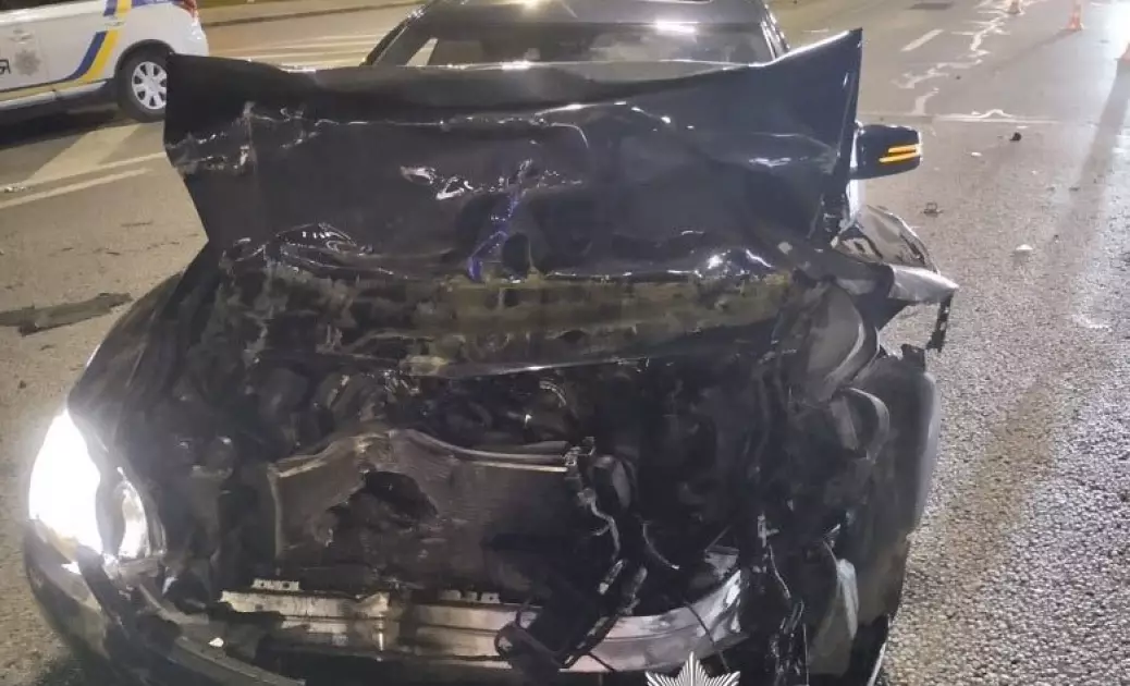 У Києві п’яний водій Mercedes врізався в маршрутку: пасажирка госпіталізована - 1