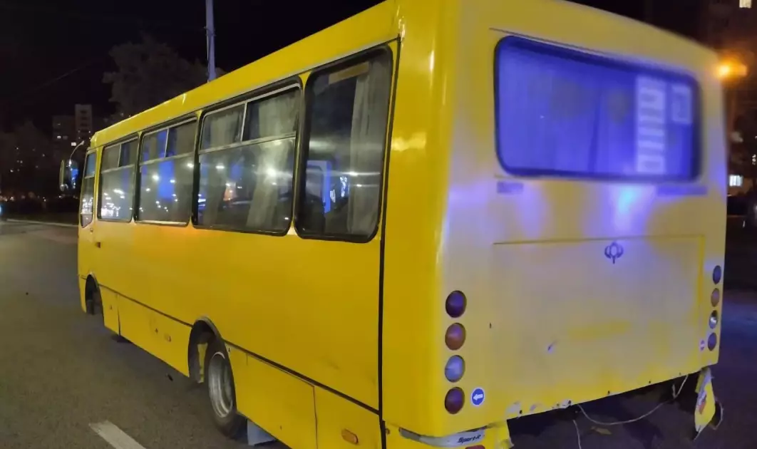 У Києві п’яний водій Mercedes врізався в маршрутку: пасажирка госпіталізована - 2