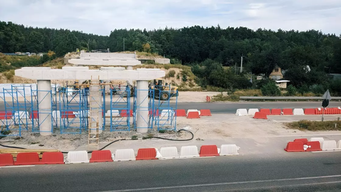 На Київщині триває відновлення пошкодженого під час війни шляхопроводу - 1