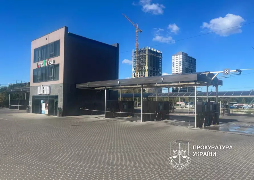 На Позняках арештували самобуд-автомийку на комунальній землі - 1
