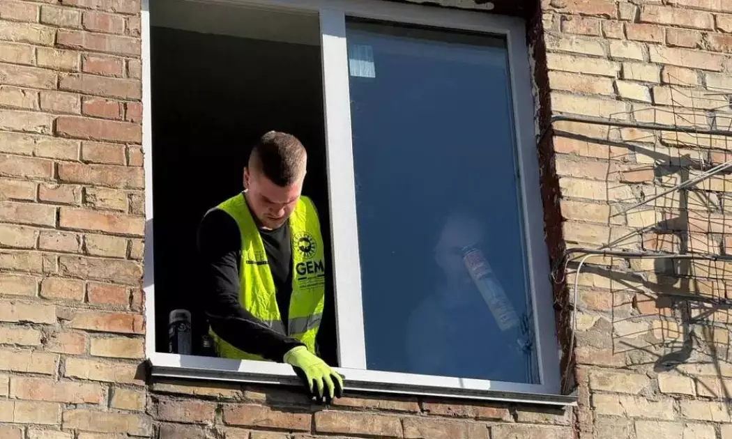 Понад 90 нових конструкцій: у Петрівській громаді замінили вікна в пошкоджених багатоповерхівках - 1