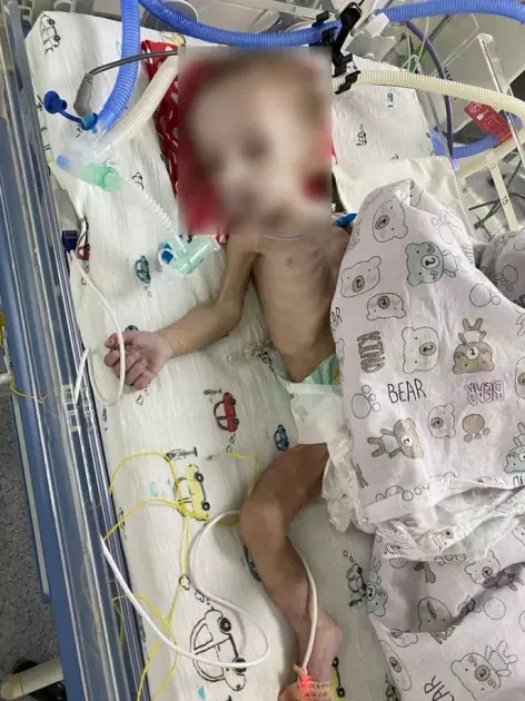 Малюк, покинутий матір’ю у Києві, після реабілітації житиме у новій родині - 1