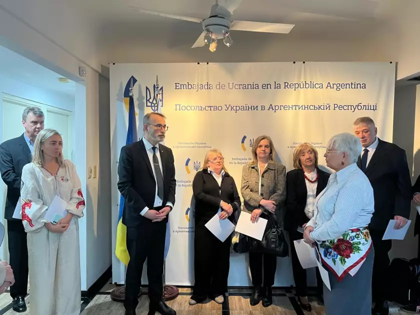 У Буенос-Айресі відкрили виставку «Покоління війни»: роботи українських митців просто неба - 2