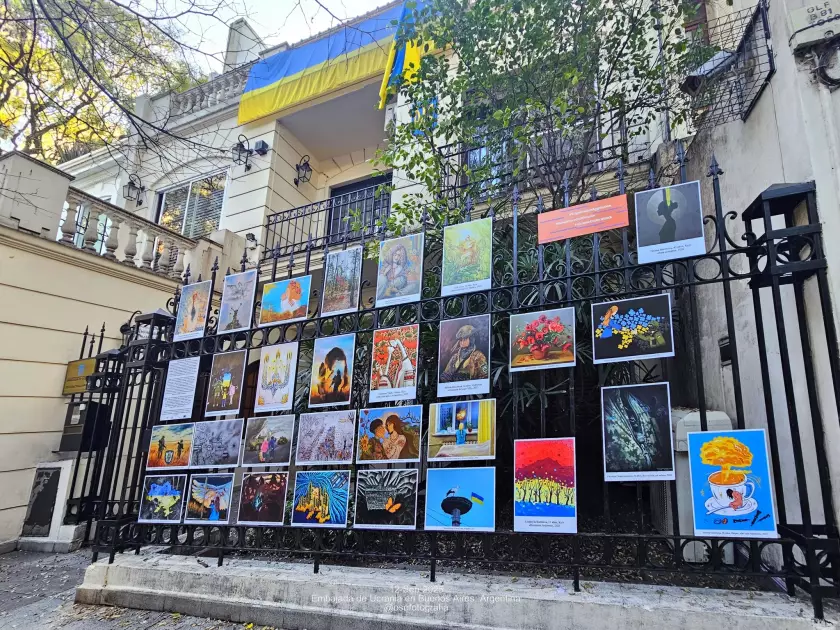 У Буенос-Айресі відкрили виставку «Покоління війни»: роботи українських митців просто неба - 1