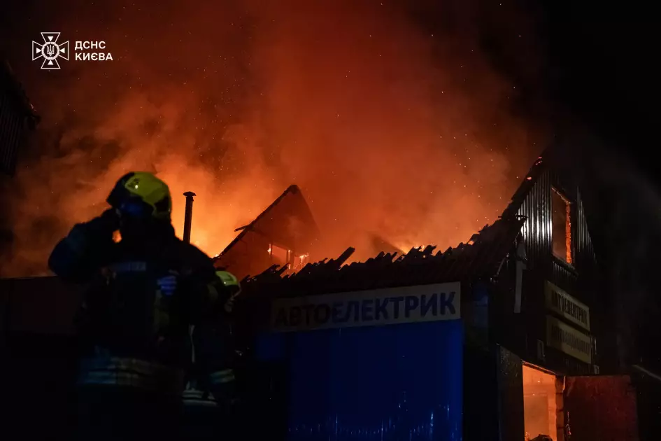 Масштабна нічна пожежа у Києві: полум’я з СТО охопило приватний будинок - 1