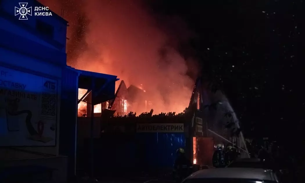 Масштабна нічна пожежа у Києві: полум’я з СТО охопило приватний будинок - 2
