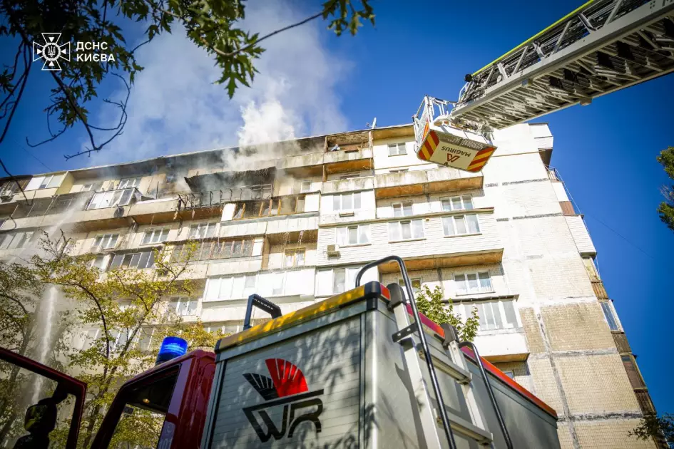 У Києві горіла багатоповерхівка: вогонь охопив кілька квартир, є жертва - 2