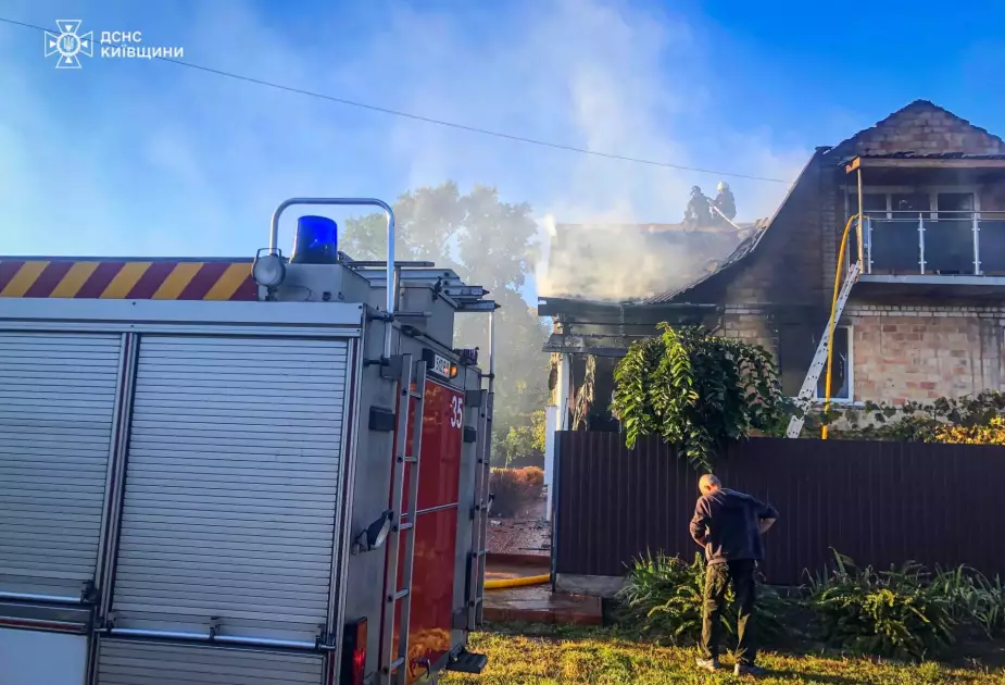 Пожежа у Михайлівці-Рубежівці: вогонь знищив покрівлю та житлові приміщення двох поверхів - 1