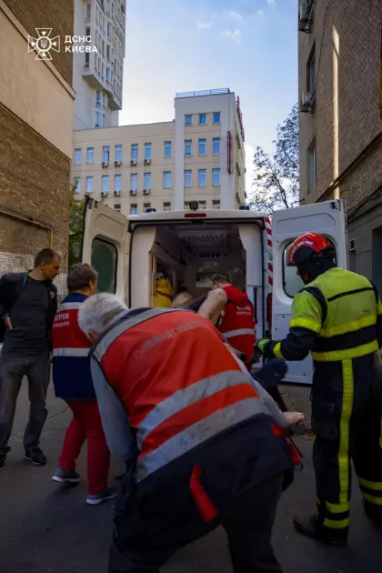 На Печерську чоловік впав у приямок під напругою: його врятували рятувальники - 3