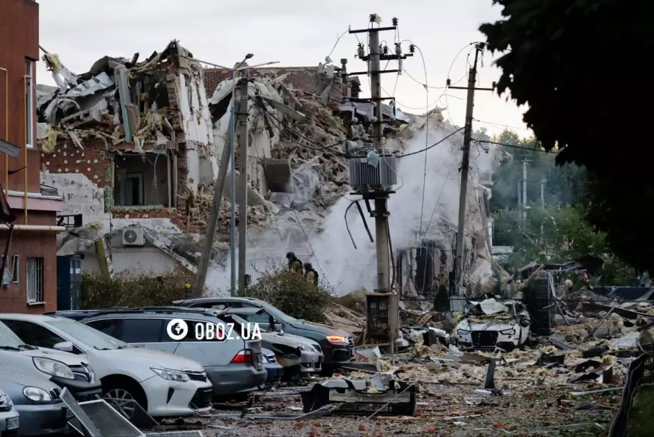 На Петропавлівській Борщагівці житлові будинки знищено вщент: здіймаються стовпи диму після прильотів - 5