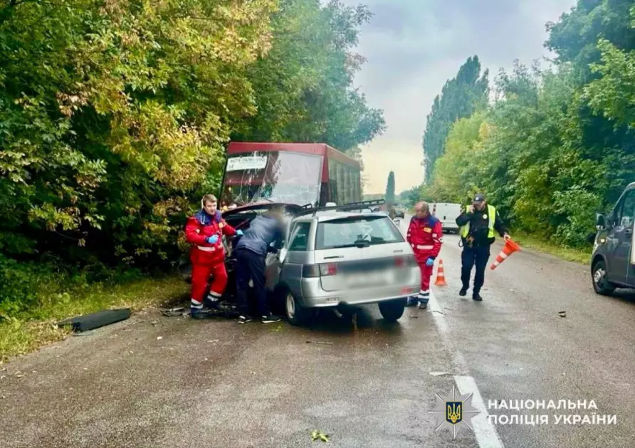Смертельне зіткнення під Білою Церквою: водій загинув, вісім людей постраждали - 1