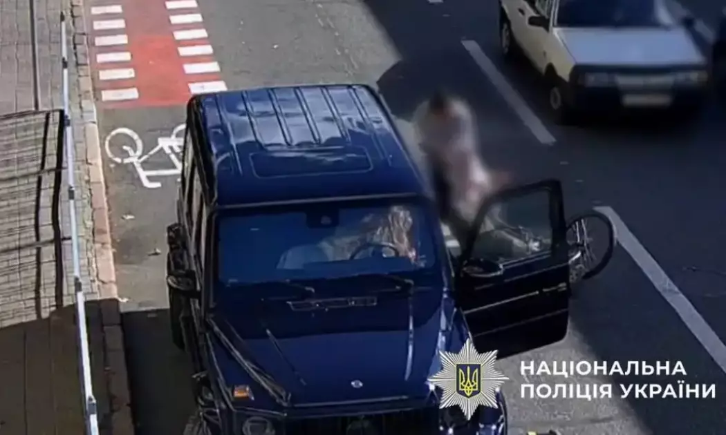 На Подолі водій позашляховика напав на велосипедиста після зауваження щодо зупинки - 1
