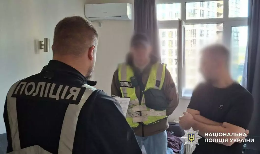 Підробні документи за тисячі доларів: у столиці зупинили схему легалізації іноземців - 2